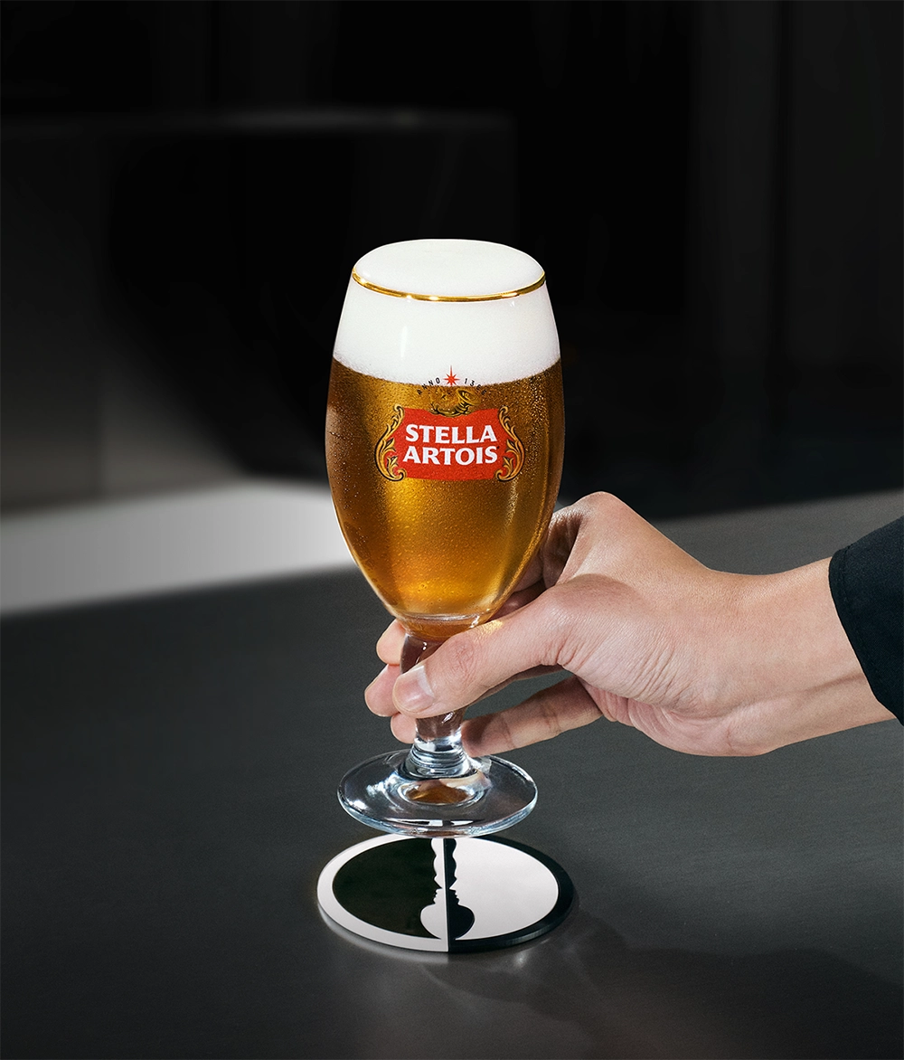 스텔라 아르투아와 콜라보 한 넷플릭스 흑백요리사 시즌2 주방에 챌리스잔을 집어 드려는 흑 요리사가 있습니다